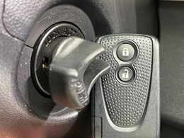 【キーフリーシステム】カバンやポケットに入れたままでもドアの施錠・解錠が可能なスマートキーを装備。エンジンのオン・オフ時もカギを取り出す必要が無いからとっても便利です♪