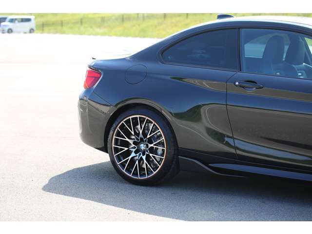 BMW　M2コンペティション　入庫しました！アクラボビッチマフラー　カーボンパーツ多数　純正ナビ　バックカメラ　ハーマンカードン　純正19AW　低走行の1台です！お気軽にお問い合わせください！