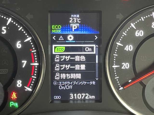 【クリアランスソナー】駐車、発進の低速走行時に、周囲の障害物をブザーとディスプレイ表示でお知らせして、衝突回避をサポートします！