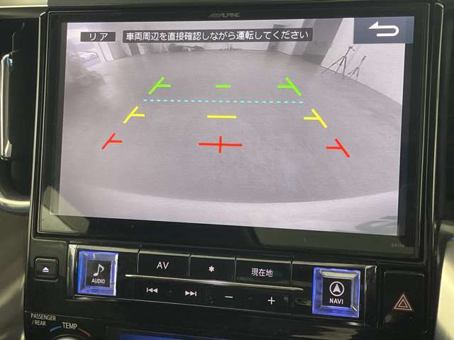 【バックモニター】後ろのカメラの映像がモニターに映し出されるので、後方の見えない死角や、障害物との距離感などもしっかり安全確認することができます！