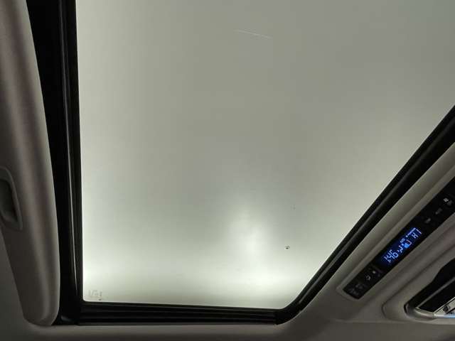 【サンルーフ】開放的な空間でドライブを楽しみませんか？車内には爽やかな風や太陽の穏やかな光が差し込みます☆