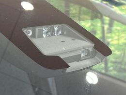【プリクラッシュセーフティ】前方の車両等を検知し、衝突しそうな時は警報で注意を促し、ブレーキを踏む力をサポート。ブレーキを踏めなかった場合は衝突被害軽減ブレーキが作動、衝突回避をサポートします。
