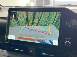 【バックカメラ】駐車時に後方がリアルタイム映像で確認できます。大型商業施設や立体駐車場での駐車時や、夜間のバック時に大活躍！運転スキルに関わらず、今や必須となった装備のひとつです！