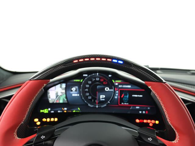 F1よりフィードバックされたテクノロジーです。LEDの点灯により、ご自身で最適なシフトタイミングを計ることが可能です。サーキット走行時等に視線をそらさずに気軽にシフトチェンジを行えます。
