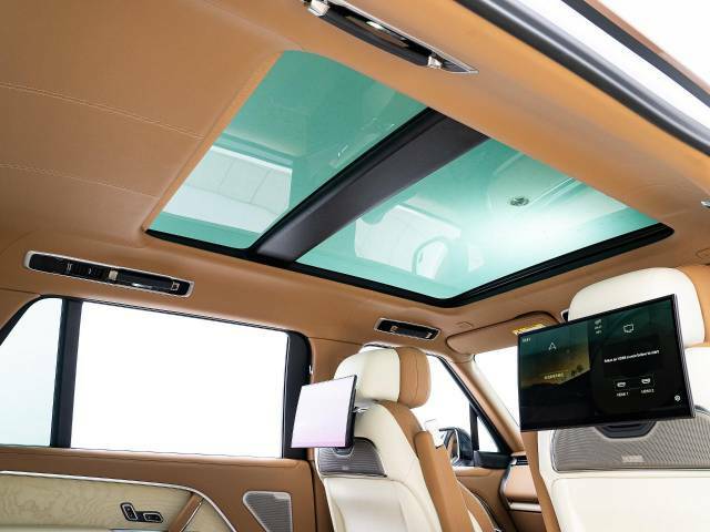 明るく開放的な光を生み出し広々とした空間を演出するパノラミックルーフ！ダークティンテッド強化ガラスは快適な車内温度を維持し日差しの影響を抑えるとともにプライバシーを保つ。電動サンブラインドも装備！