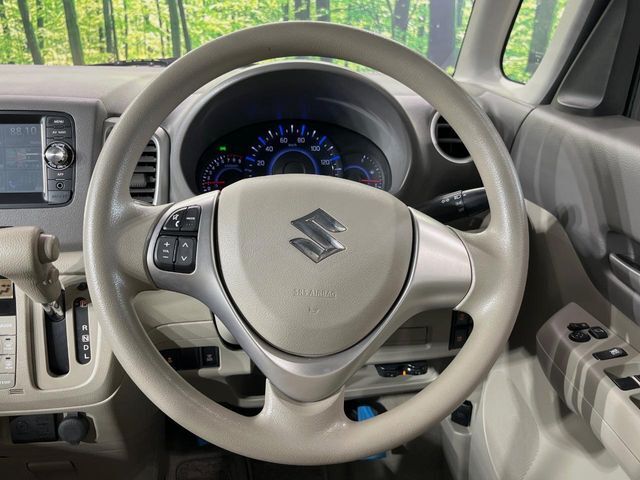 インテリアに合わせたデザインのステアリングは、運転される方のことも考え、運転しやすい形状、大きさです。是非一度、実際に触ってお確かめください。
