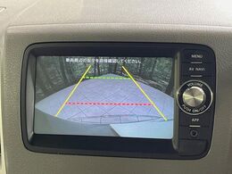 【バックカメラ】駐車時に後方がリアルタイム映像で確認できます。大型商業施設や立体駐車場での駐車時や、夜間のバック時に大活躍！運転スキルに関わらず、今や必須となった装備のひとつです！