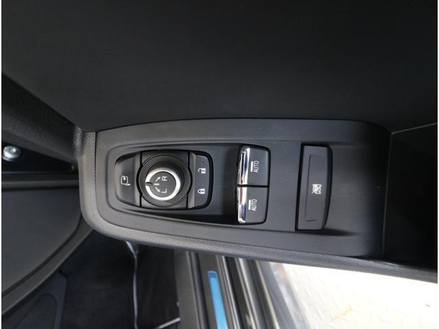 運転席ドアの操作しやすい位置にミラー操縦スイッチがついておりますので、ストレスなく自分のフィットする位置にセッティング頂けます。