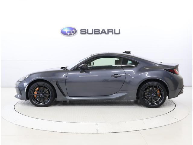 低重心・ワイド＆ローを強調した流麗なシルエットで、ピュアスポーツカーらしい機能美と安定感を兼ね備えています。