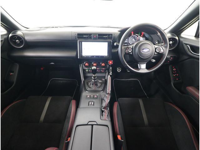 視界良好で運転しやすいコックピットです。シンプルで操作性の良いインパネ回りにデザインされ、SUBARUは安全性能に徹底的にまでこだわった視界設計を行っています。