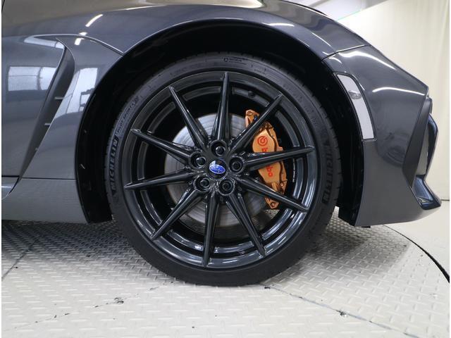 スポーツカーらしい精悍なデザインのアルミホイールは、スタイルだけでなく軽量性にも優れます。軽量ホイールの採用により、走行性能や燃費、操縦安定性が向上し、軽快なドライビングを実現します。