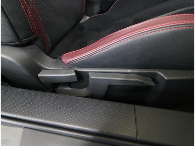 運転席にはシートリフターを搭載しており、体型や好みに合わせたポジション調整が可能です。快適な姿勢で視界の確保も容易になり、安全性が向上します。長距離運転でも疲れにくい便利な機能です。