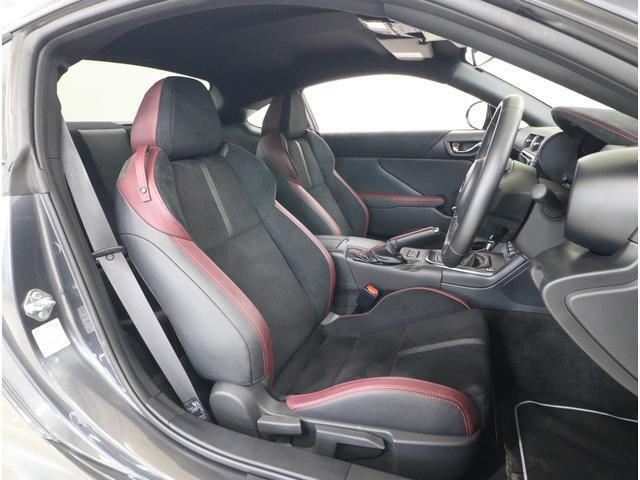 運転席には、座り心地を高めた座面構造を採用。長時間のドライブでも快適に過ごせる設計で、運転の愉しさをしっかりと支えます。