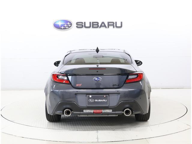 洗練された造形と先進のLEDコンビネーションランプにより、スポーツカーらしい力強さと精悍さを演出。立体的なリアバンパーと滑らかなラインが空力性能にも貢献し、走りの美しさを後方からも際立たせます。