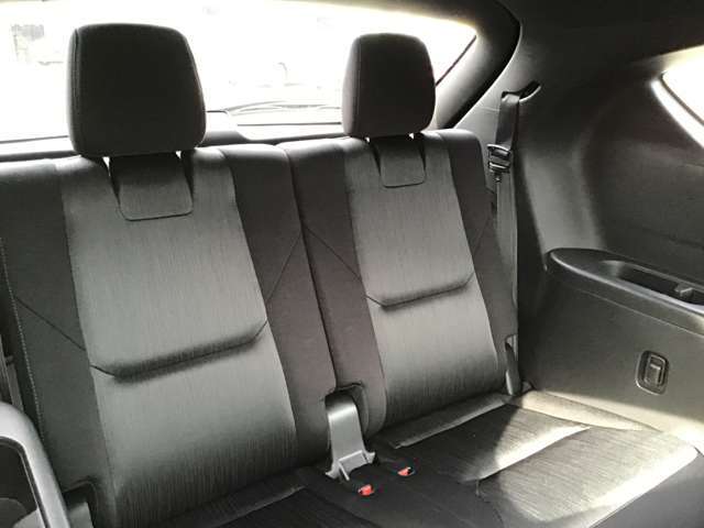 3列目シートも大人の方がゆったりくつろげる空間になってます。