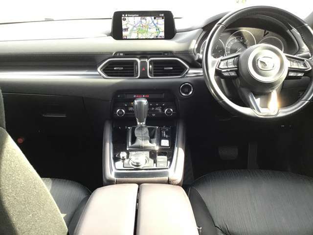 視線移動の少ない正面ゾーンに走行情報を配置、視界を妨げないセンターディスプレイの配置、センターディスプレイの操作はコマンダーコントロールで可能。運転に集中でき必要な情報を逃さないレイアウトです。