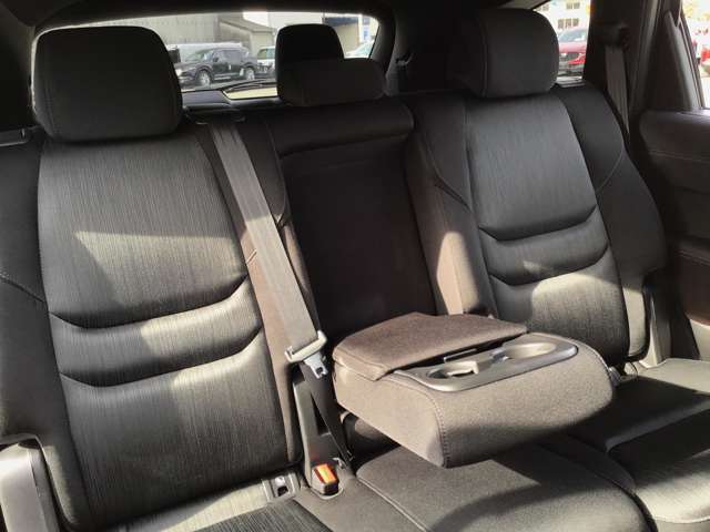 アームレスト＆ドリンクホルダー付きでドライブ時も快適ですね！