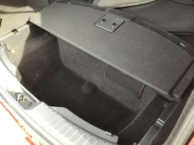 トランク部下にも大きなスペースがあり日ごろ使用しないものの整理に便利ですね！