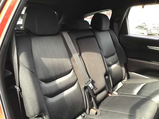 2列目シートも大人の方がゆったりくつろげる空間になってます。