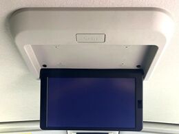 【フリップダウンモニター】大画面モニターで後席でもエンタメをお楽しみいただけます。小さなお子様にも大人気の装備です♪