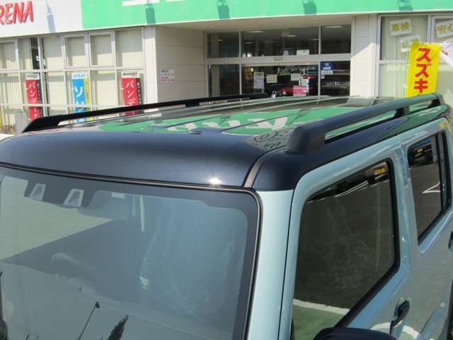 ルーフレールがあることで、車内に収まらない大きな荷物や、サーフボードのような長尺の荷物を、屋根の上に積むことができます。アウトドアがお好きな方には嬉しいアイテムです☆