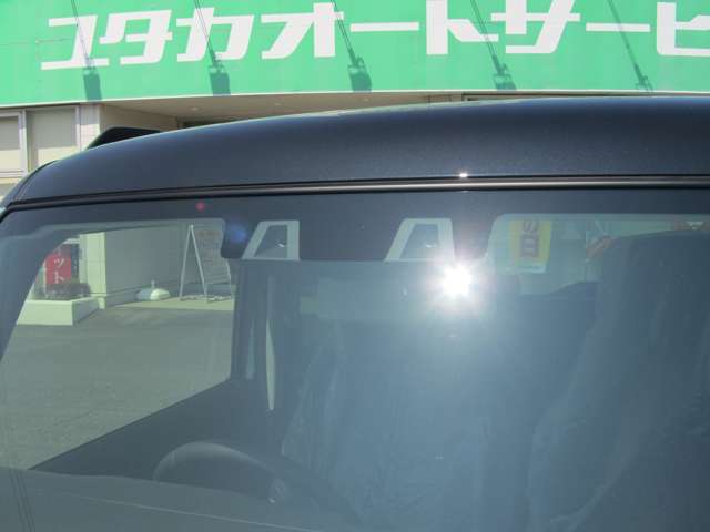 スズキの予防安全技術を搭載。フロントに取り付けられたデュアルカメラで、運転をサポートします。ぶつかりそうになった時にはブザーで警告＆ブレーキで運転をアシストしてくれます。