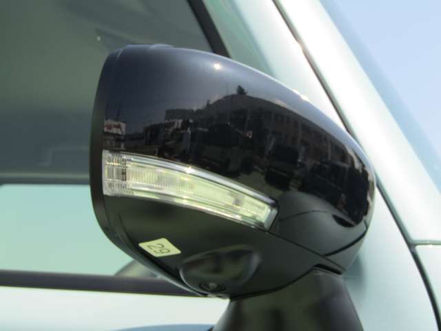 電動格納ミラーです。運転席のボタン一つで開閉から角度調整まで操作せきるので、とても便利♪ウインカーとミラーが一体になっているデザインもおしゃれです。