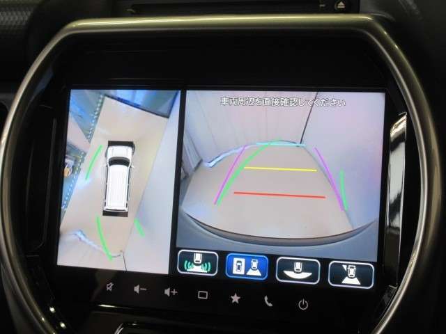 全方位モニター付きです。車両を上から見たような映像をナビゲーション画面に表示。運転席からの目視だけでは見にくい、車両周辺の状況をリアルタイムでしっかり確認できます。