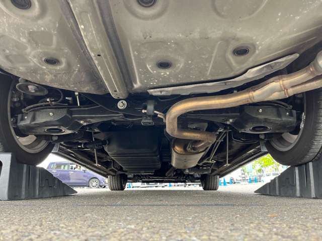 ■弊社では全車プロの専門業者によるルームクリーニングを実施しています！■室内の細かい所からエンジンルームまでキレイになった状態でお渡しいたします■