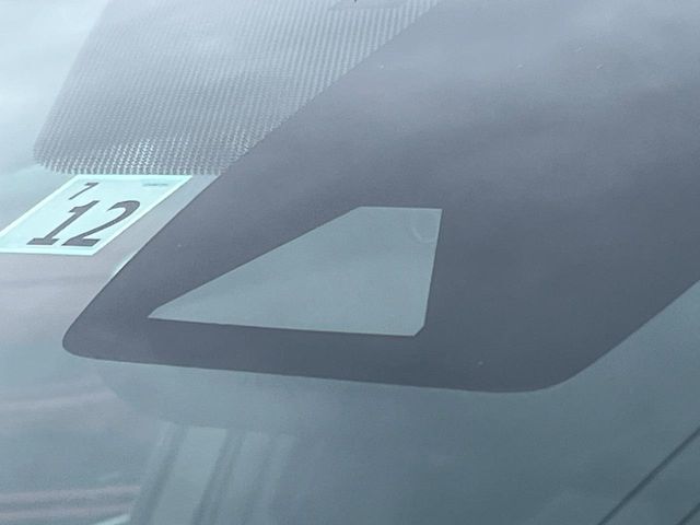 【トヨタセーフティセンス】走行中に前方の車両等を認識し、衝突しそうな時は警報とブレーキで衝突回避と被害軽減をアシスト。より安全にドライブをお楽しみいただけます。