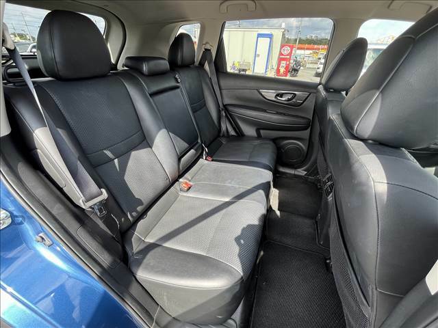 セカンドシートは大人二人が乗っても十分なスペースがしっかりと確保されております。前のオーナーがしっかりと管理されているお車で綺麗な状態がキープされております。