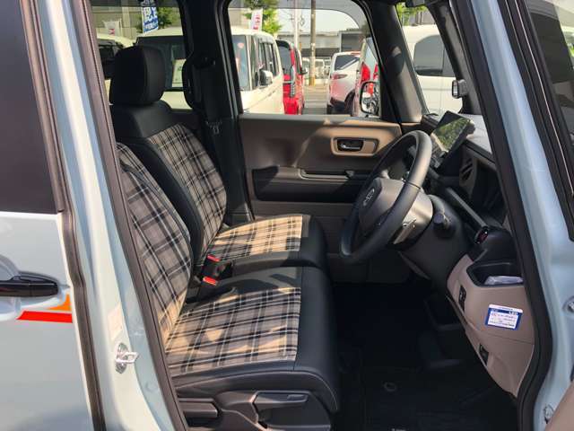 ゆったり、しっかりと座れるシートに運転席は高さ調節可能なハイトアジャスター付き！シート位置の前後と高さ、レバーの上下左右の調節で自分にあったポジションを見つけることができます！
