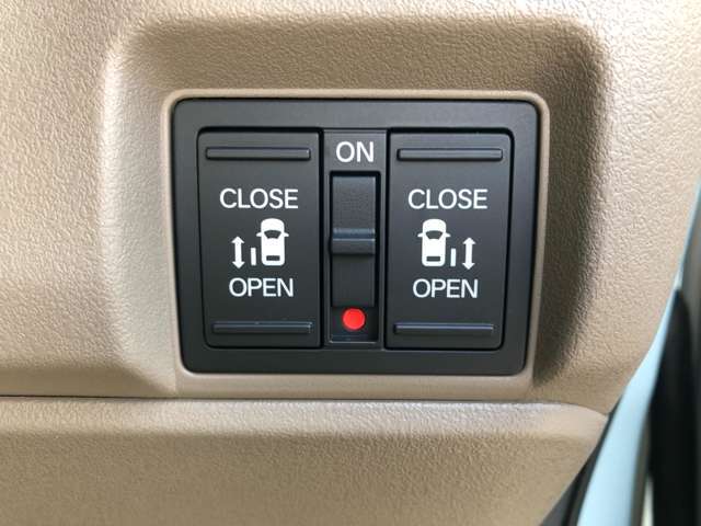 運転席からワンタッチスライドドア、両側電動で乗り降り快適です。