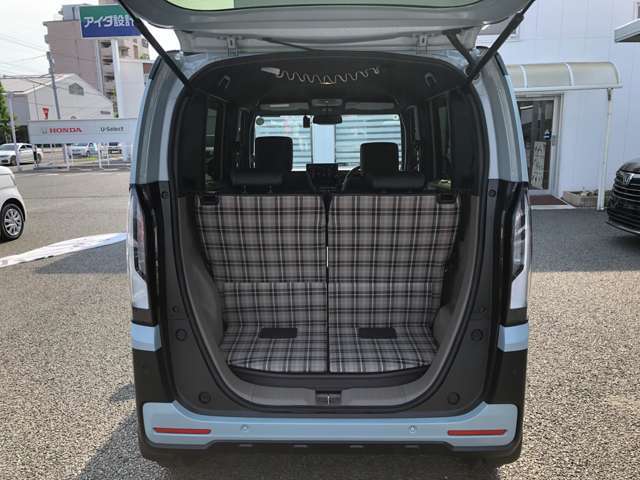 リアゲートを開ければ広々室内シートスライドで荷室スペース調整できます。