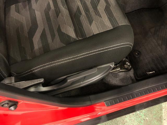 痛みの出やすい運転席シートの角、フロアマット、座面、ともに良好です