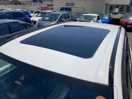 大きな傷やクリア層の劣化などもなく状態の良いルーフです。お時間の良い時があればぜひご来場されて実車をご確認ください。お問合せ・ご来場をお待ちしております。