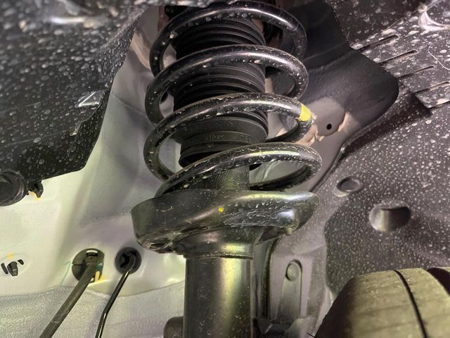 お車を安心してお乗りいただく為には、足回りの定期点検が欠かせません。サービスサポート（有償保証）では無料点検もご提供しており、安心のカーライフをお過ごしいただけるサポート体制が整っています。