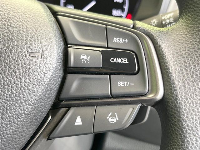 【アダプティブクルーズコントロール】高速道路での長距離走行が楽に！！自動で速度を保つクルーズコントロールが、衝突軽減システムと連携し、前方の車両を感知して車間を保つように速度調節してくれます！！