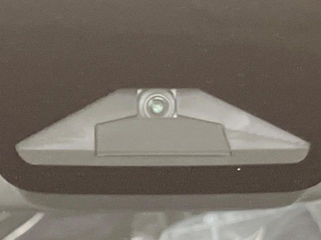 【ホンダセンシング】走行中に前方の車両等を認識し、衝突しそうな時は警報とブレーキで衝突回避と被害軽減をアシスト。より安全にドライブをお楽しみいただけます。