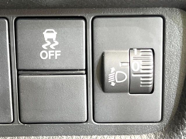 【車線逸脱警報】道路上の白（黄）線を認識し、意図せず走行中の車線からはみ出しそうになった時、メーター内の警告灯とブザーで注意喚起してくれる安心・安全機能です♪