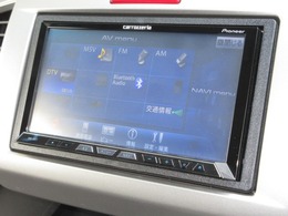 ナビゲーションはカロッツェリアHDDナビ（AVIC-ZH77）を装着しております。AM、FM、Bluetooth、音楽録音再生、フルセグTVがご使用いただけます。初めて訪れた場所でも安心ですね！