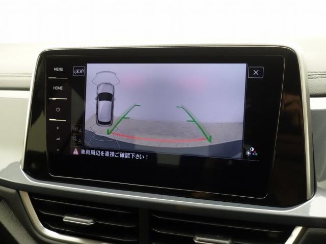 【リアビューカメラ】ギヤをリバースに入れると車両後方の映像を映し出します。画面にはガイドラインが表示され、車庫入れや縦列駐車などの際に安全確認をサポートします。