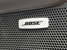 【BOSEサウンドシステム】メーカーオプションの高品位サウンドシステムを搭載。専用のチューニングが施された大小様々なスピーカーから良質なサウンドが奏でられ、臨場感あふれる音響空間を演出します。
