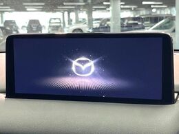 【10.25インチマツダコネクト】車内の雰囲気にマッチした大型ディスプレイ。スマホ接続でのナビ使用やBluetooth再生等、様々な機能が楽しめます。直感的なダイヤル操作が可能で、使い勝手も良好です。