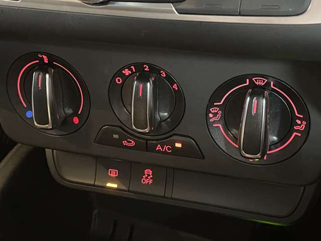 エアコン：左右別で温度調節が可能です。自分の好きな温度でドライブをお楽しみください♪