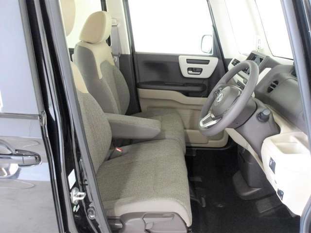 高いホールド性で運転姿勢が安定します。長距離ドライブでも疲れにくいのが魅力です。快適なドライビングライフをお送りください♪