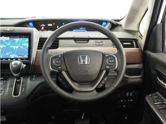 【Honda SENSING】 カメラ等装置で精度の高い検知能力を発揮、安全運転を支援します。ステアリング上のコントローラーに注目！