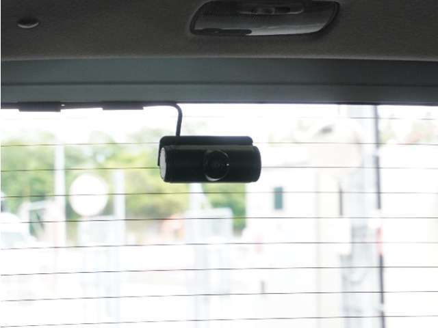 この車にはリアにもドライブレコーダーを装備しております◆映像・音声などを記録する自動車用の装置です。　もしもの事故の際の記録はもちろん、旅行の際の思い出としてドライブの映像を楽しむことができます。