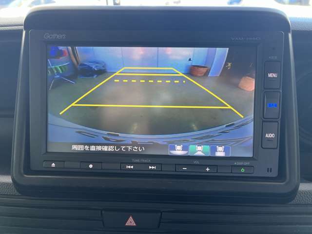 バックカメラがあれば、後方視界が格段に向上し、駐車時や狭い場所での取り回しが安心・安全に行えます。死角が減ることで、障害物や歩行者との接触リスクも低減し、ストレスなく運転できますね。