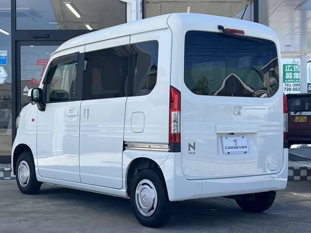 助手席までフルフラットになる広大な荷室が魅力！キャンプ道具の積載はもちろん、車中泊も快適に楽しめます。ピラーレス構造で大きな荷物も楽に積み降ろしでき、アウトドアでの活動を強力にサポートします。